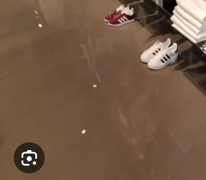 Infiltrazioni d’acqua dal piano superiore, negozio allagato: attività costretta allo stop