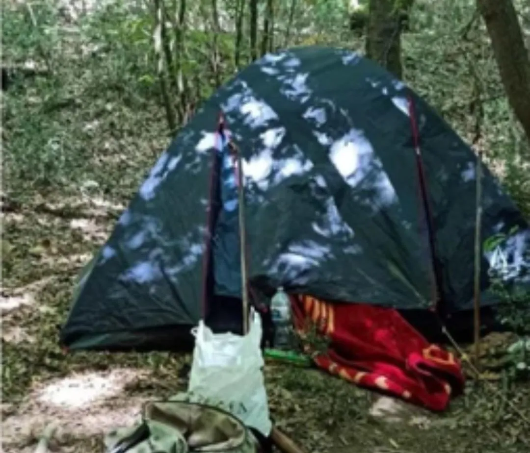 Rifornimento per la tenda dello spaccio. Fermato tra i boschi tunisino