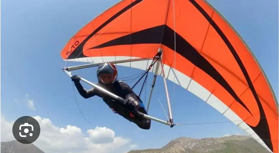 Mentre atterra precipita col deltaplano sul prato. Grave 50enne