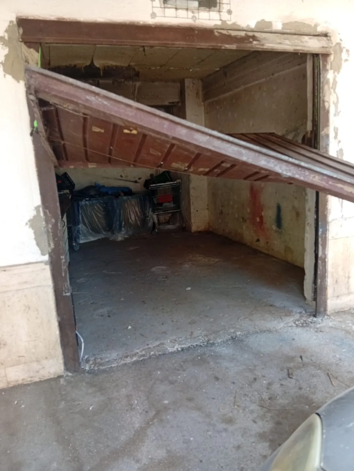 Sfondano garage e distruggono telecamere: raid dei ladri in via L'Aquila. Blitz anche alla Badia
