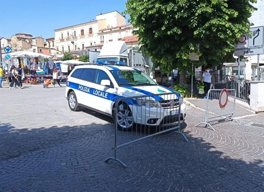 Stop ai mastelli fuori ai locali. Stretta anti degrado in centro