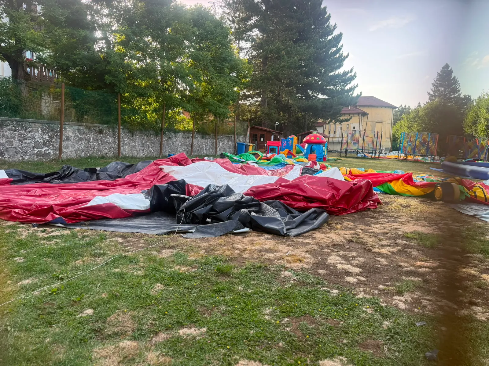 Gonfiabile via col vento, bimba di dieci anni sotto ai ferri. In arrivo super perito