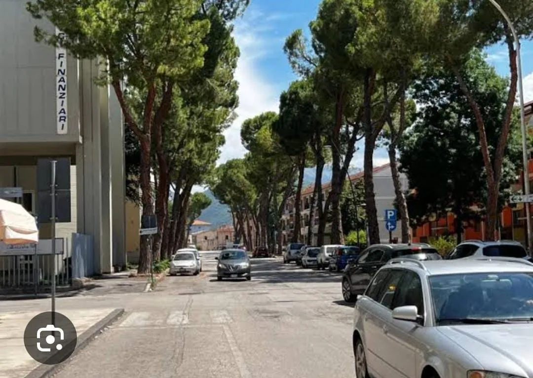 Strada deformata e gare clandestine. Non trova pace via papa Giovanni