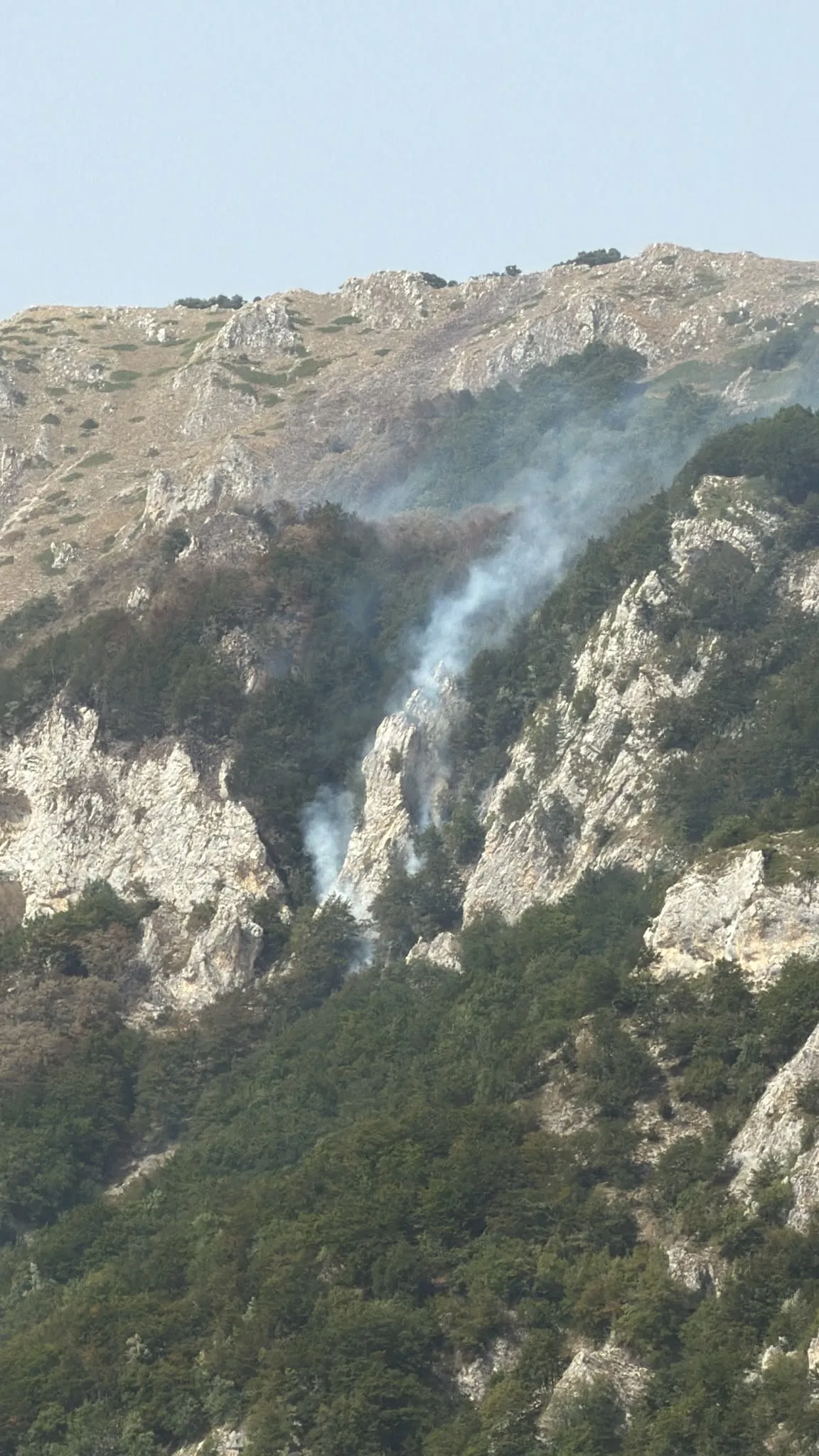 Vento a 100 km/h sul Morrone, ancora fumo. Montagna presidiata per il weekend di fuoco