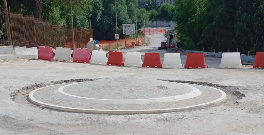 Rotonda a oltranza. Ancora divieti per il traffico fino a fine agosto