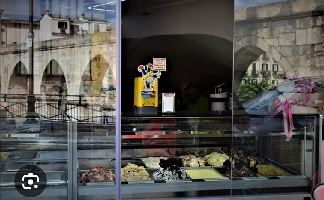 Ruba salvadanaio delle offerte in gelateria. Preso ladro senza cuore
