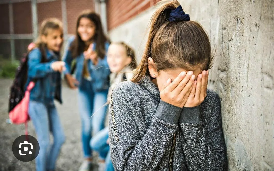 "Bullizzata due volte", aperta inchiesta sulla sedicenne. Caccia all'autore del video