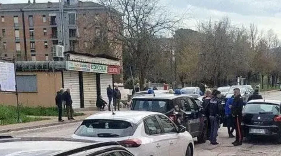 Insegue ragazza che lo rifiuta e prende a schiaffi carabiniere. Libertà vigilata per 39enne