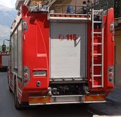 Canna fumaria in fiamme. Paura al ristorante