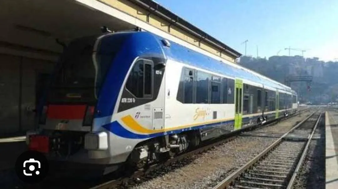 Passaggi a livello aperti, il treno fa marcia indietro. Forti ritardi sulla Sulmona-L'Aquila
