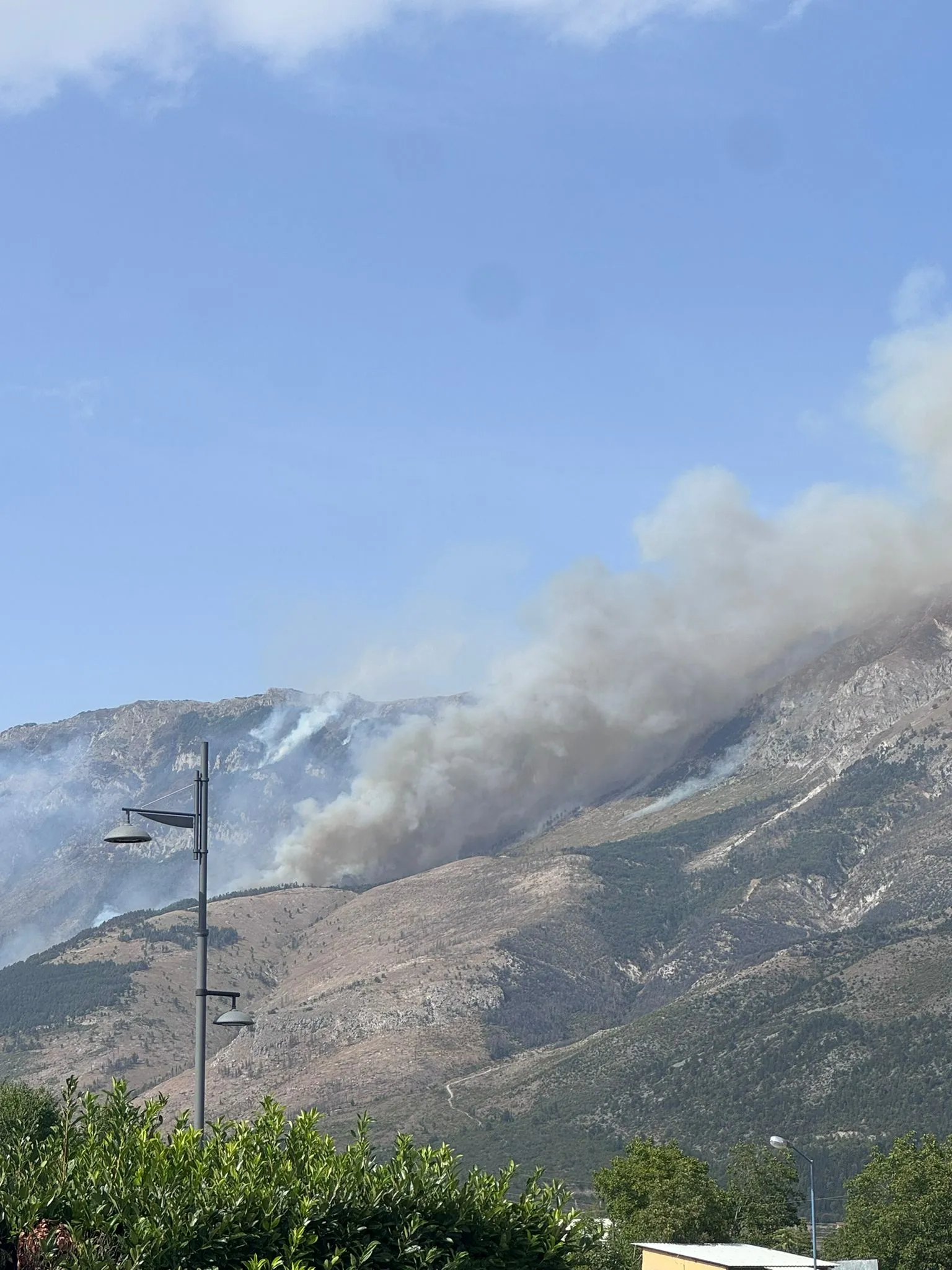 Troppi incendi, due canadair si ritirano sul Morrone. Bruciati 400 ettari di bosco
