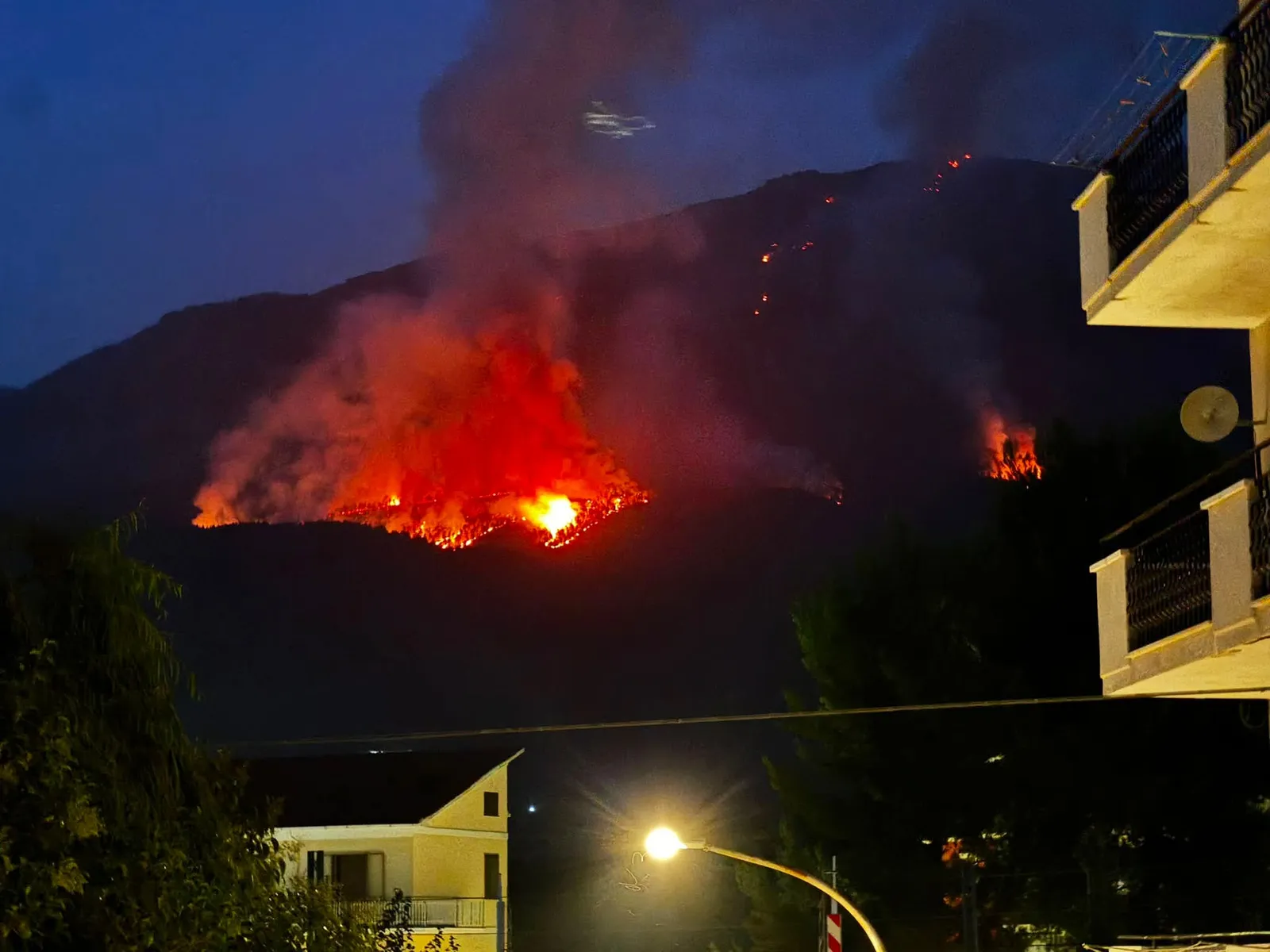 Morrone, la lunga notte a un chilometro dalle fiamme. "Esposto contro il Parco"