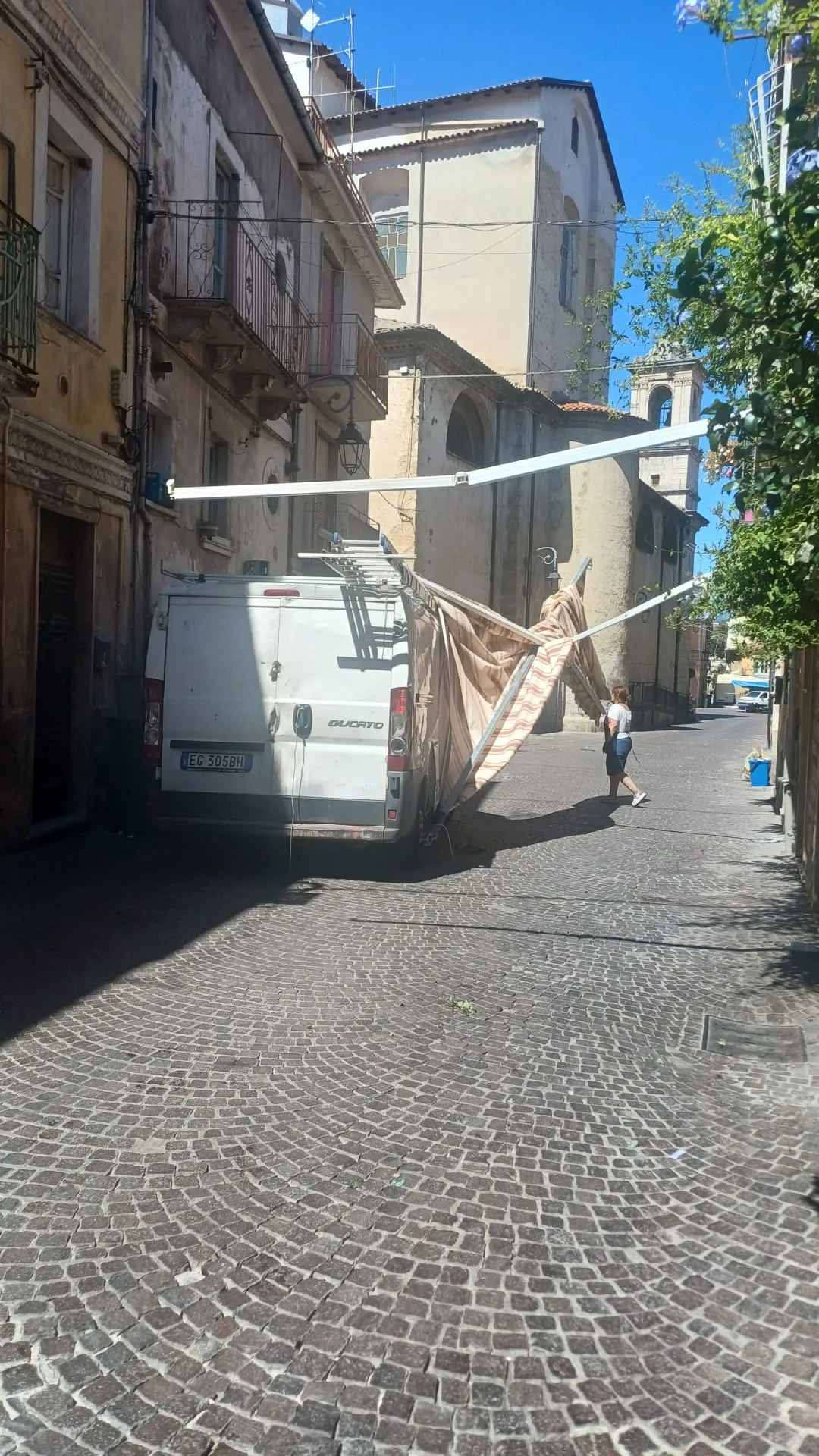 Furgone impazzito al mercato. Distrugge tenda di negozio a Pratola