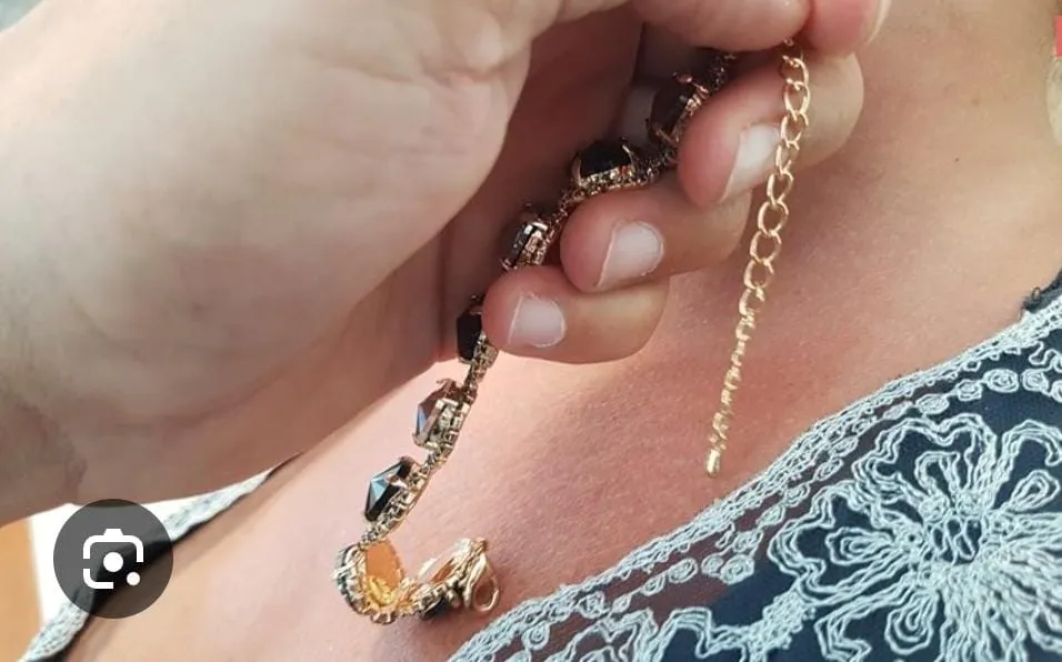 "Le porto la spesa" e poi le strappa la collana d'oro. Scippata 93enne a Pratola