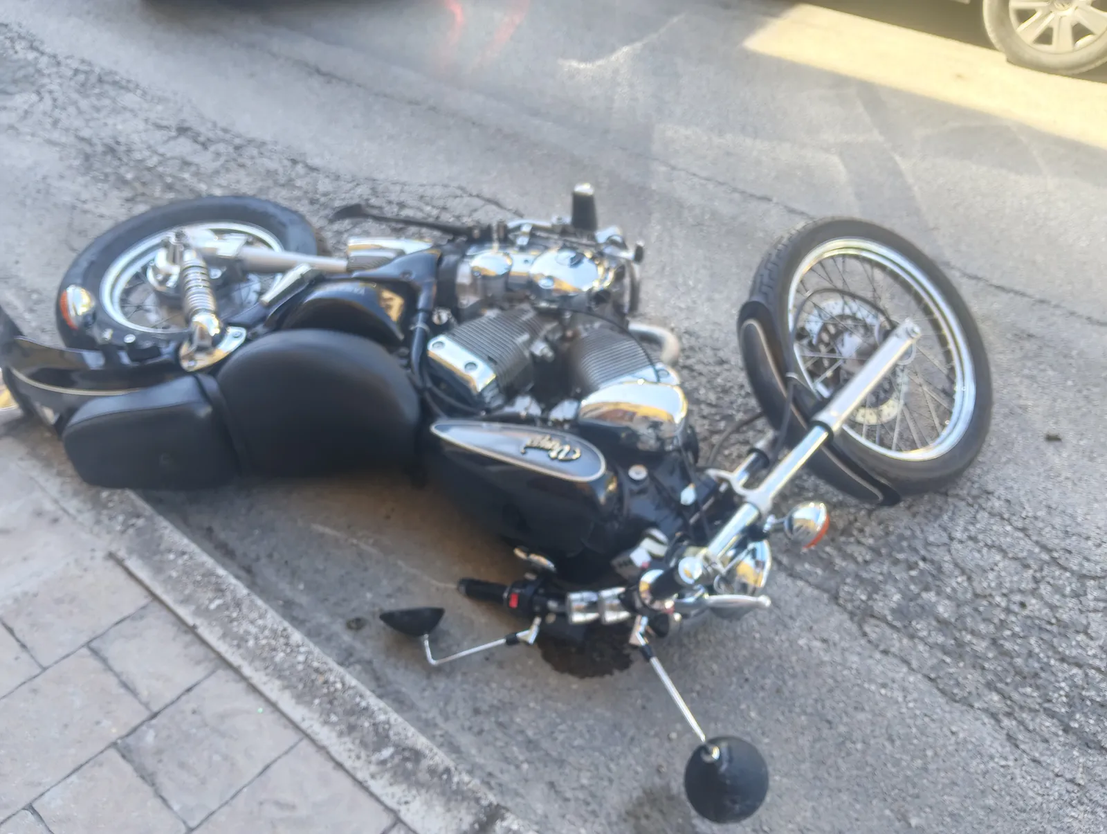 Auto gli taglia la strada, cade dalla moto. Codice rosso per ex guardia giurata