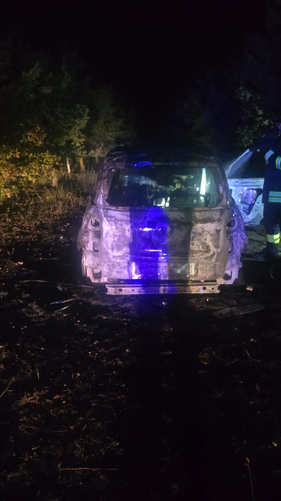 Tentano il colpo alla Pavind. Ladri costretti alla fuga danno alle fiamme auto civetta