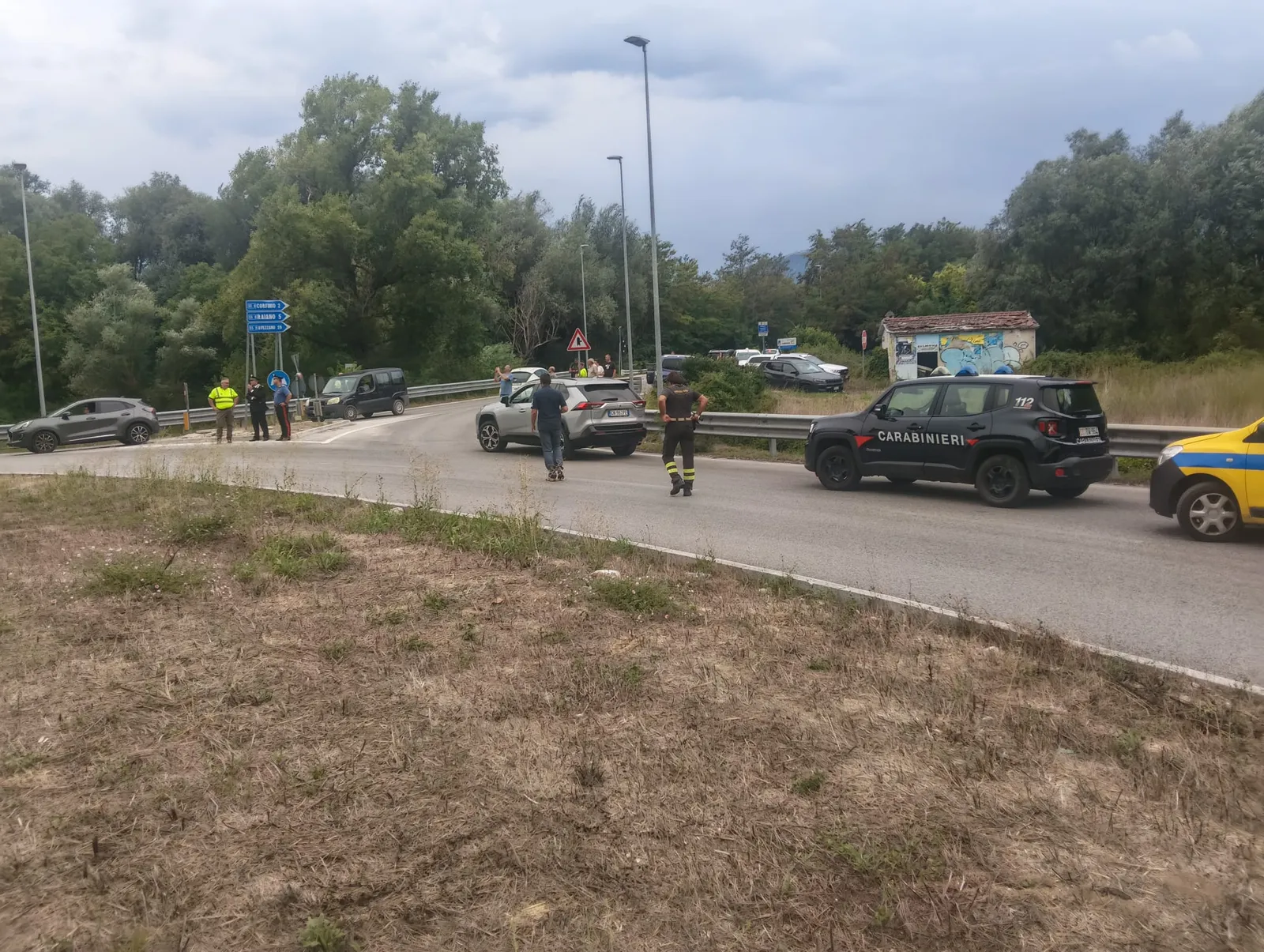 Morrone, troppi in strada. Forze dell'ordine allontanano i curiosi