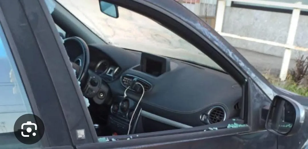 Vandali distruggono un'altra auto. Caccia alla banda