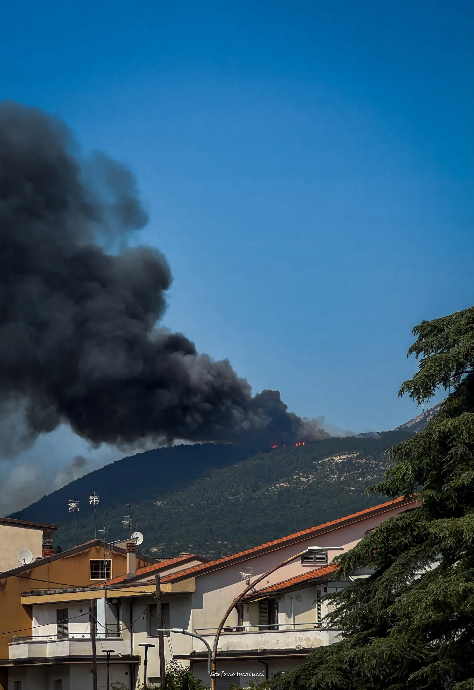 Mezzi aerei in avaria, si complica il fronte dell'incendio. Sforzi sovraumani sul Morrone