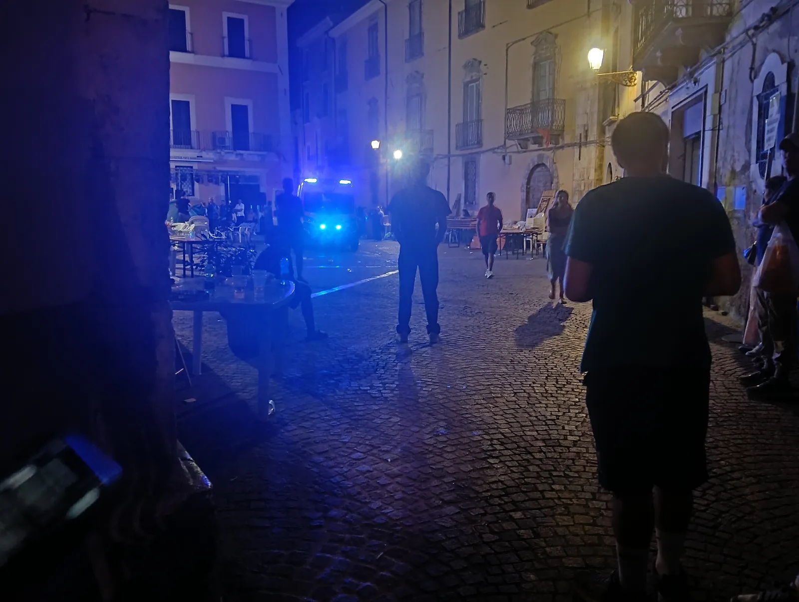 Si accascia davanti al palco. Vigile urbano muore nella piazza di Manaresca