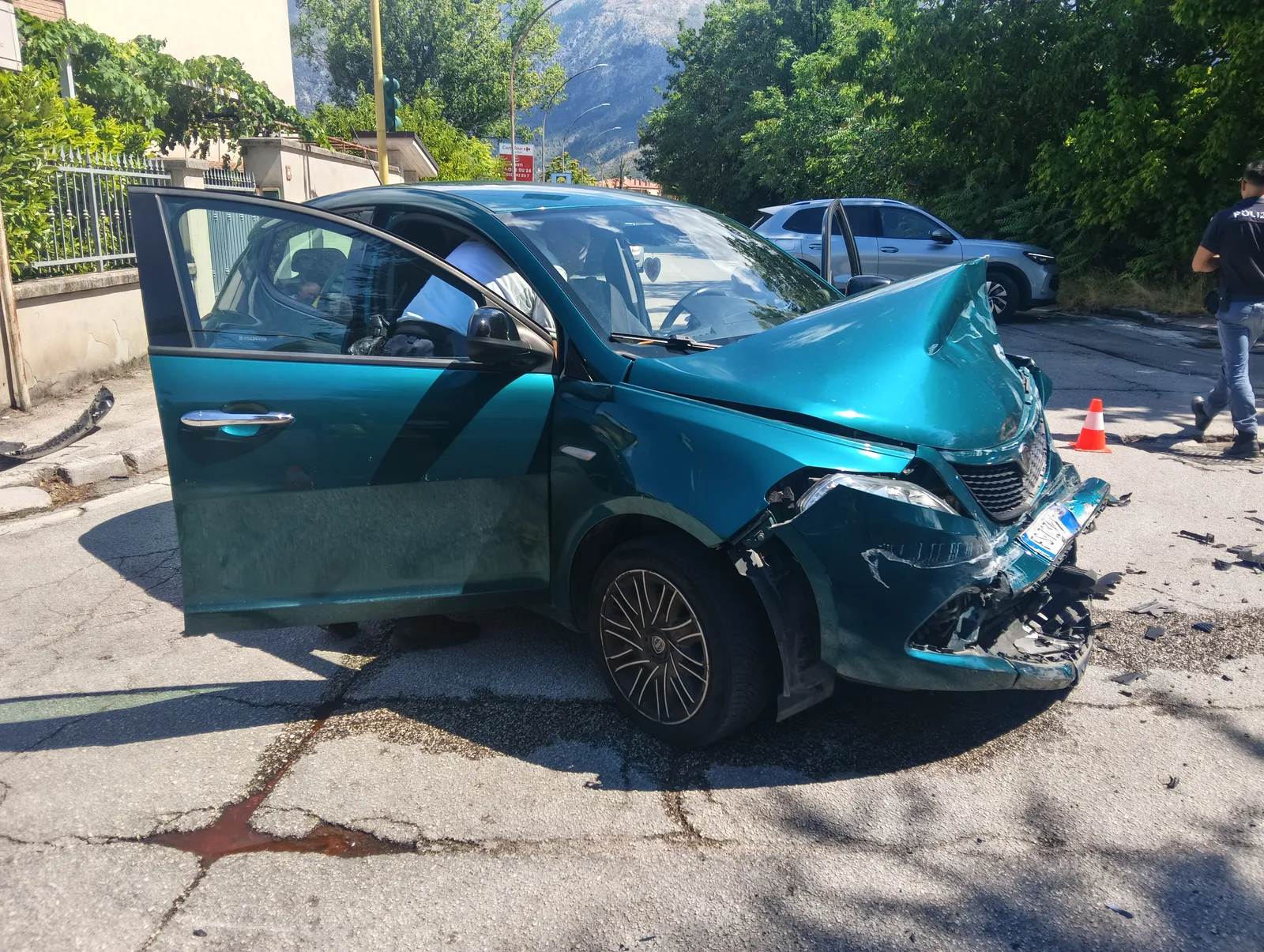Furgone contro auto. Donna incinta trasportata in codice rosso