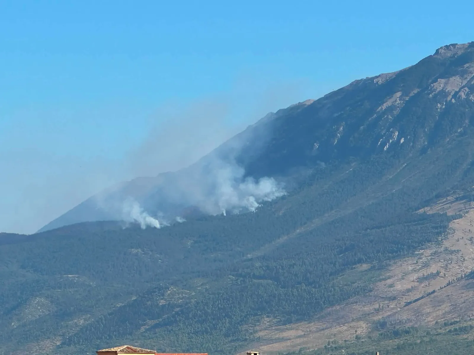 Morrone, a cento metri dalle fiamme. Linea tagliafuoco tra due Comuni