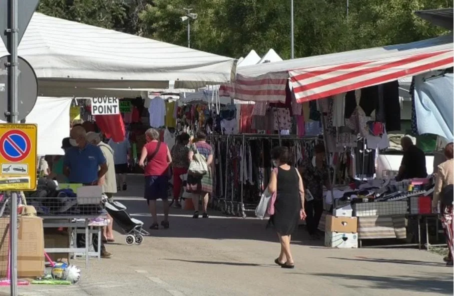 Mercato, nuova stretta per gli ambulanti morosi. Venti rischiano di perdere la licenza
