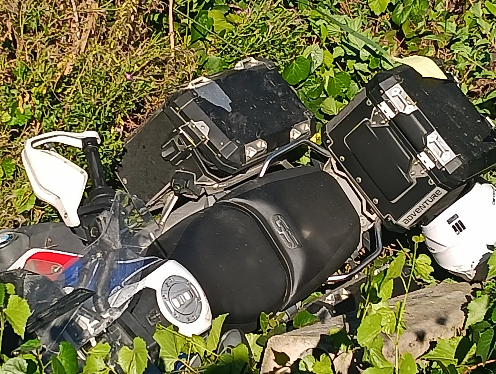 Schianto con un furgone. Motociclista sbalzato in un fosso