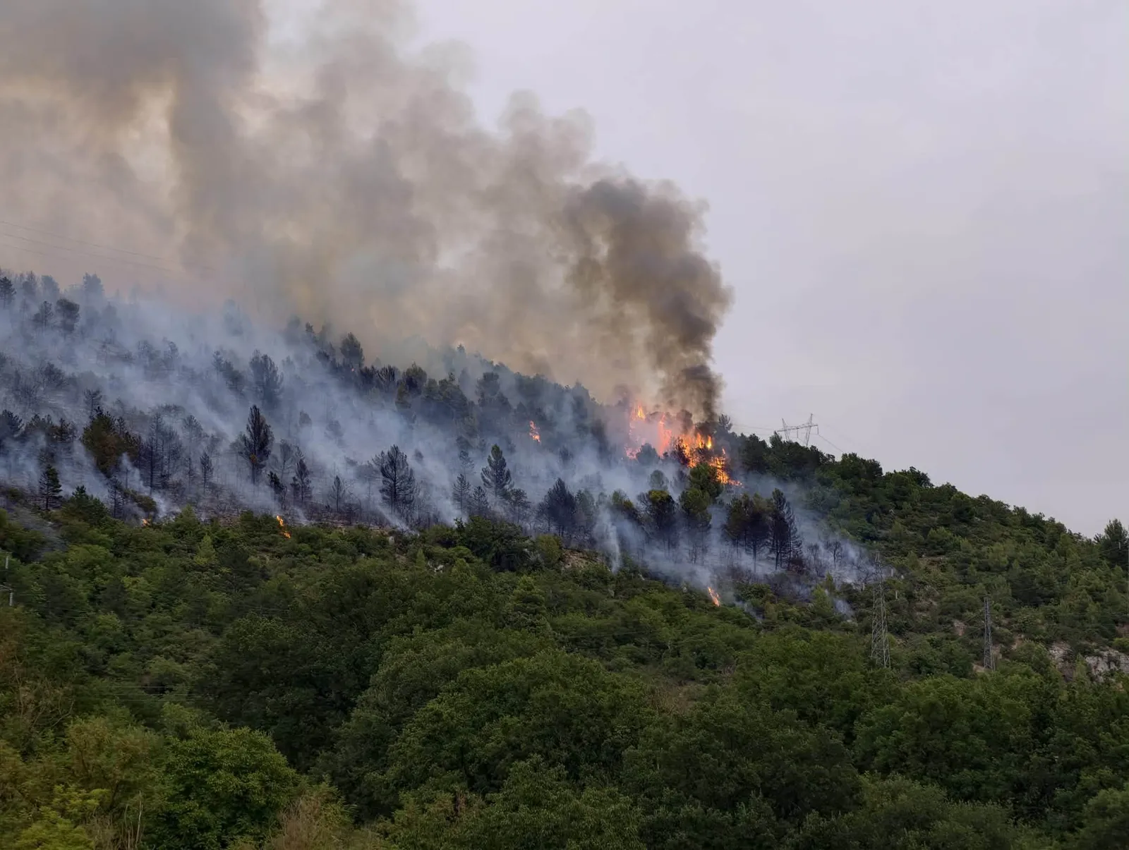 Giornata campale per il Morrone, lotta alle fiamme ancora con pochi mezzi. Convocato vertice urgente
