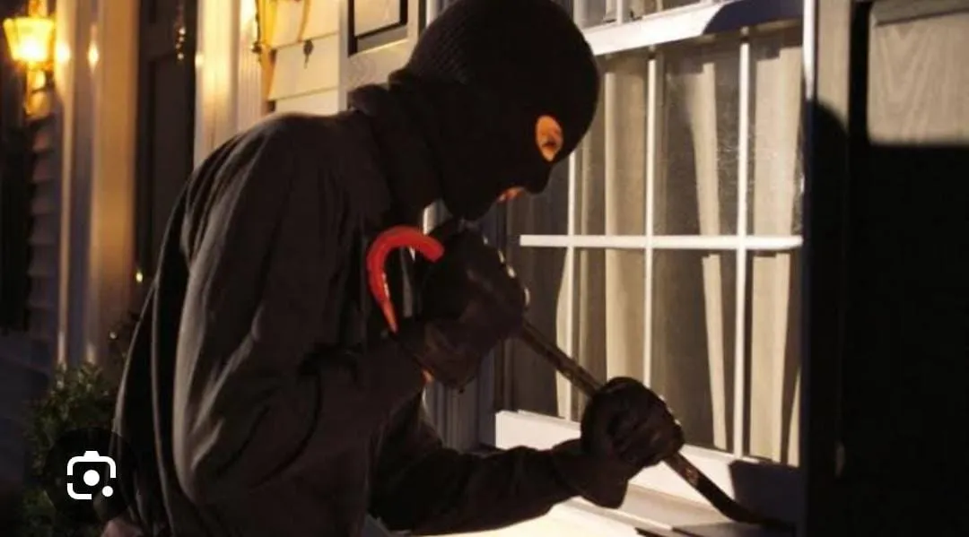 Dalla canala di scolo ripulisce la casa del vicino: ripreso dalle telecamere. Ancora in azione ladro seriale