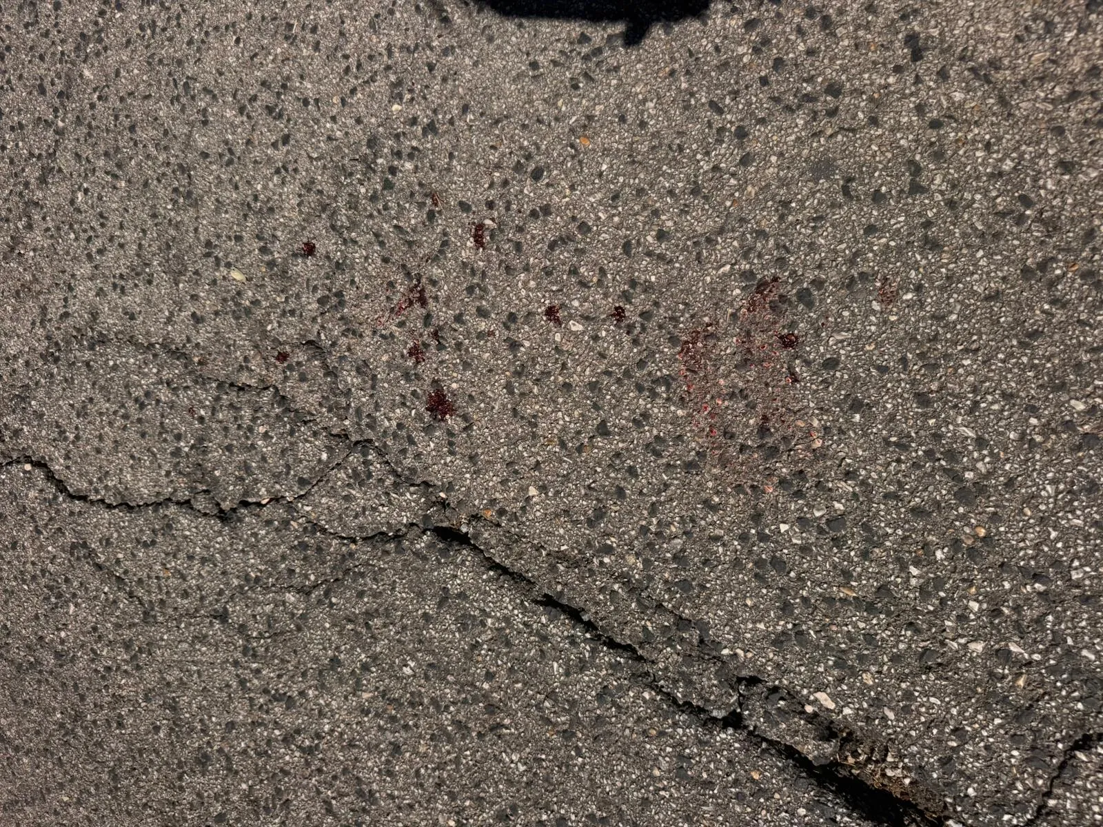 Incappa col monopattino in una buca. Codice rosso per un cameriere