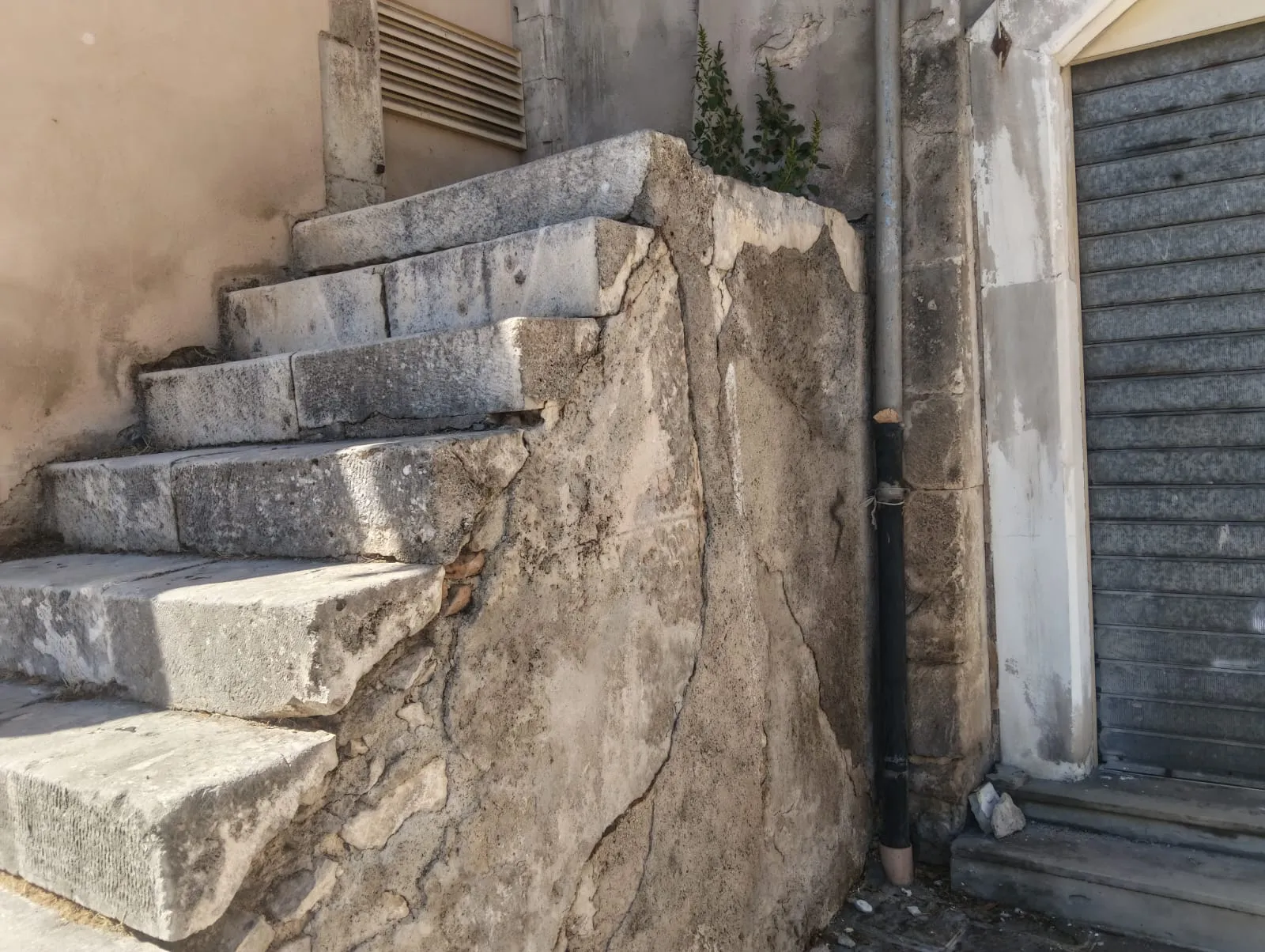Bimbo di tre anni cade dalla scalinata senza protezioni. Condannato il condominio