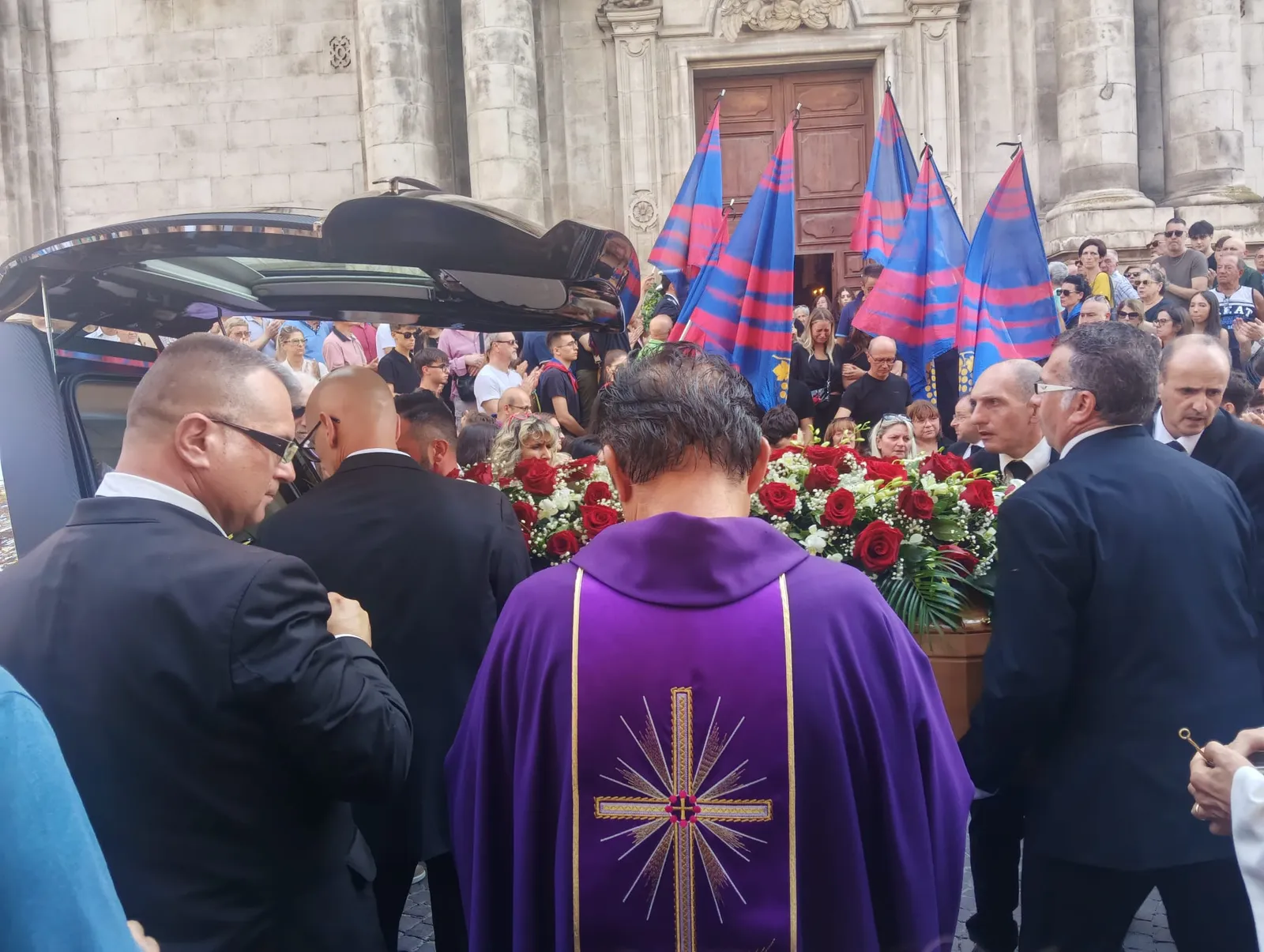Sirene e bandiere. La città saluta il vigile buono
