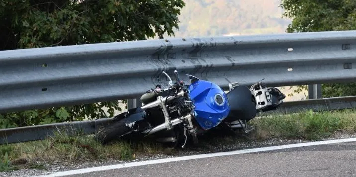 Perde il controllo della moto e finisce sotto il guardrail. Grave 28enne