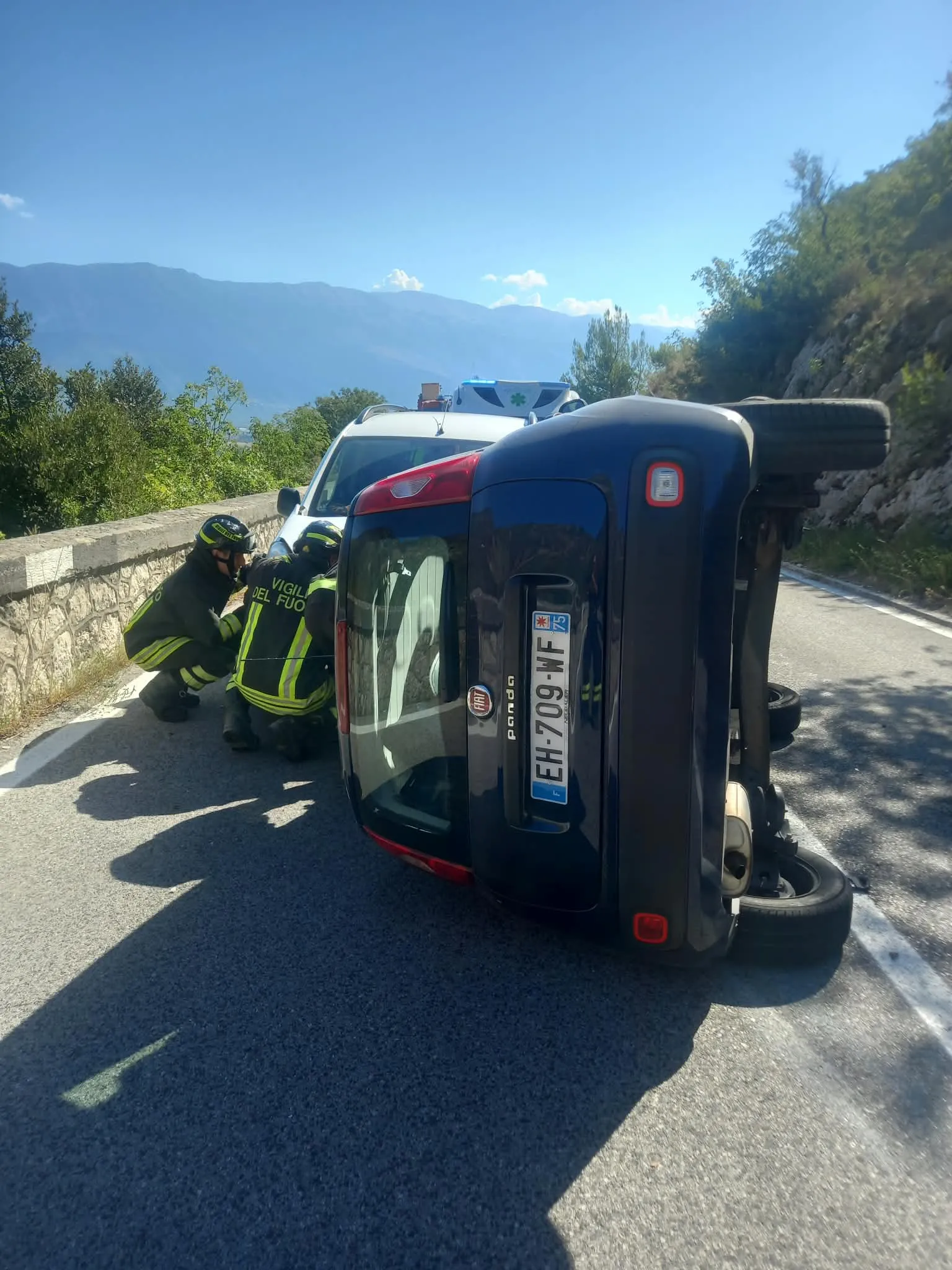 Auto si ribalta nello scontro. Estratto dalle lamiere 70enne