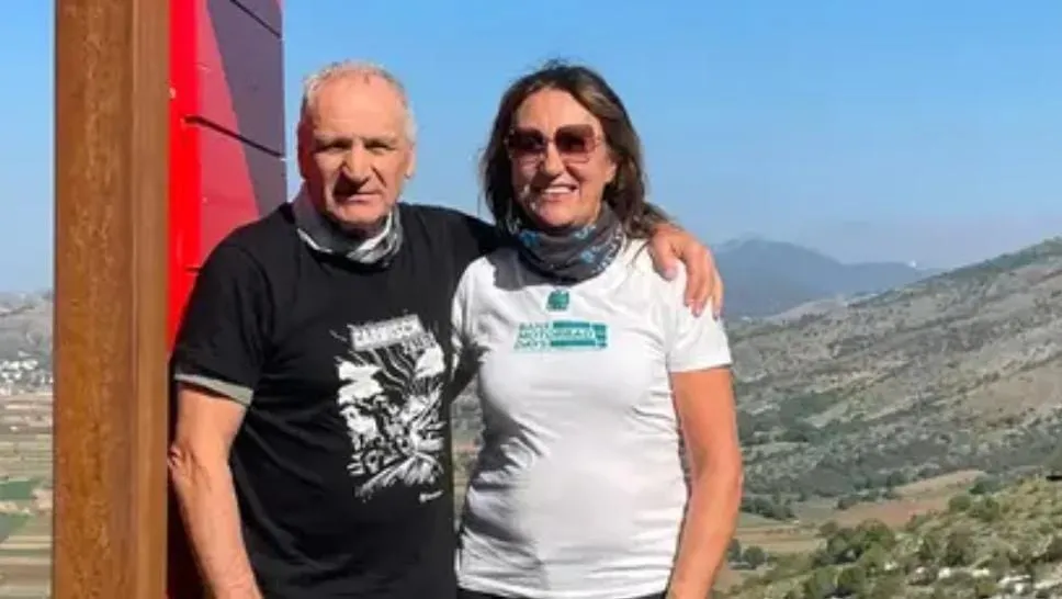 Con la moto tampona auto in autostrada. Muore a 75 anni assieme alla compagna