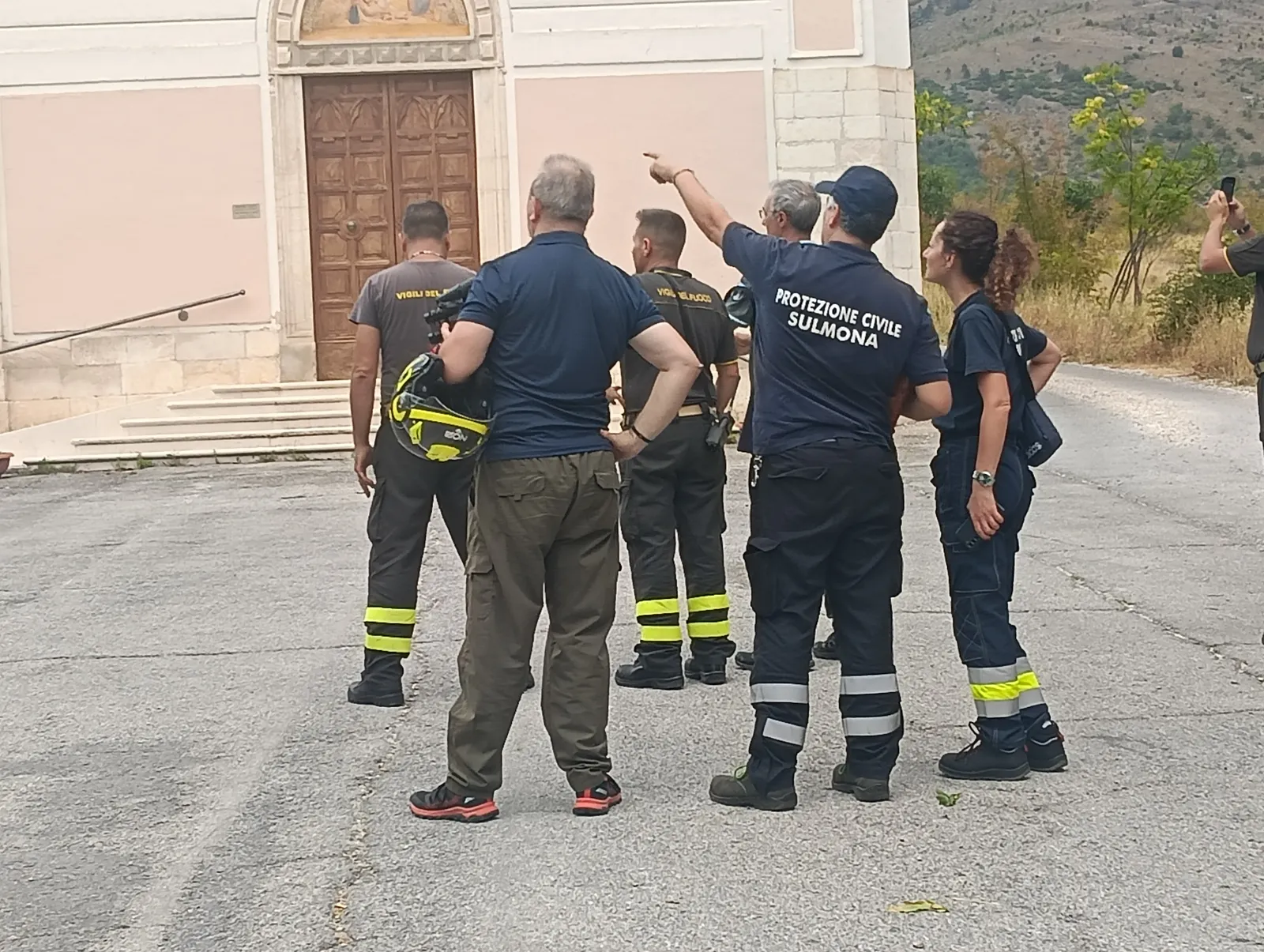 Morrone, fumo dal sottobosco. Ricognizione con elicottero
