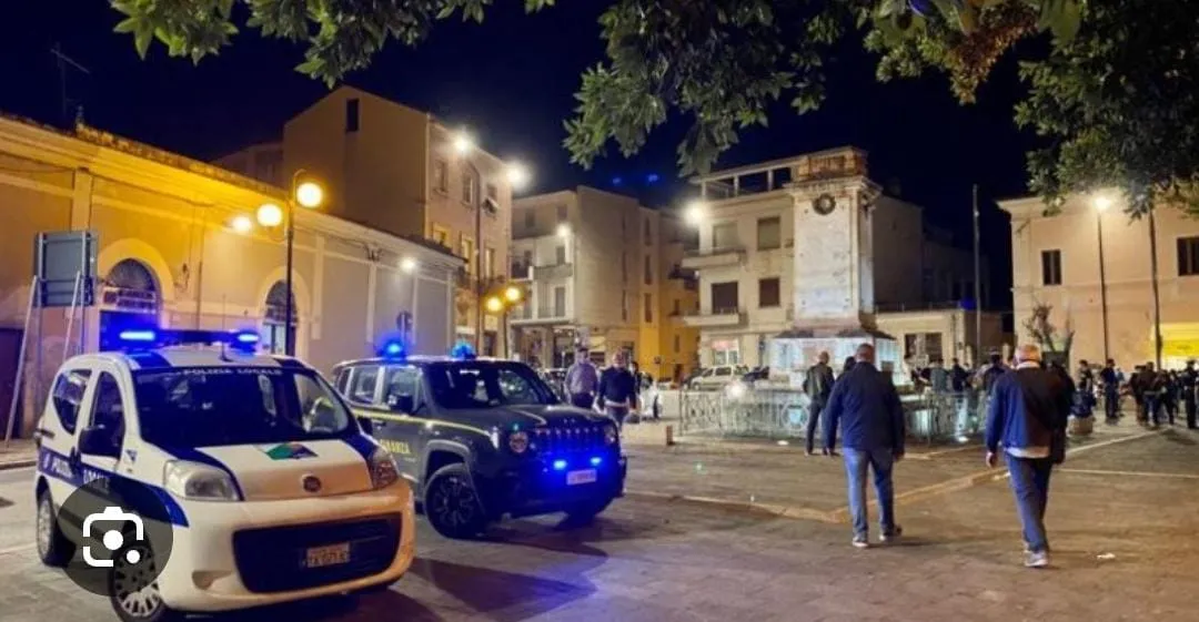 Urta una moto e fugge. Sosta selvaggia e incidenti nella piazza delle gare