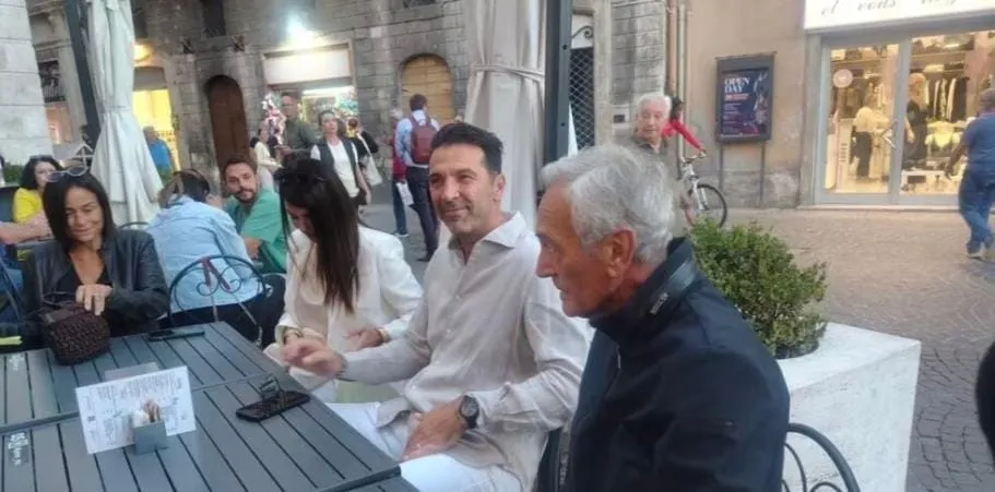 Gianluigi Buffon a Sulmona, selfie e autografi nel centro storico