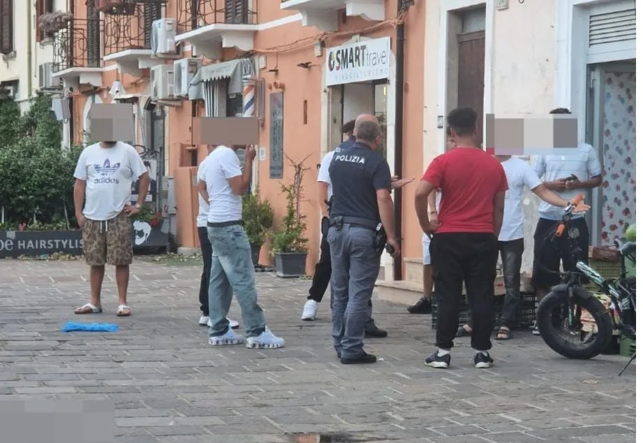 Spedizione punitiva di razza e rissa con lo spray. Cinque nei guai