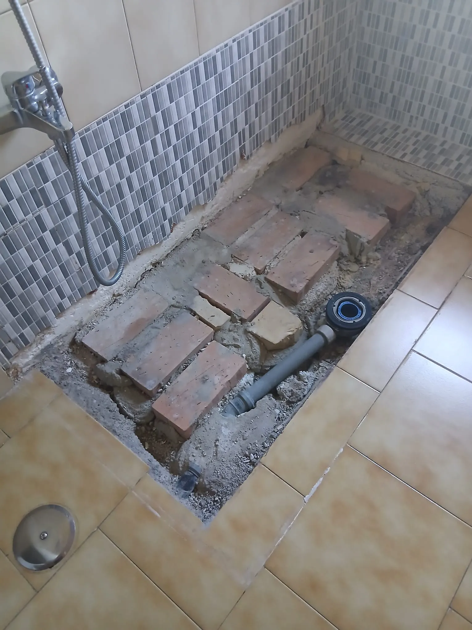 Sulmona, doccia inutilizzabile da oltre quindici giorni. Disabile costretta a lavarsi in una bacinella