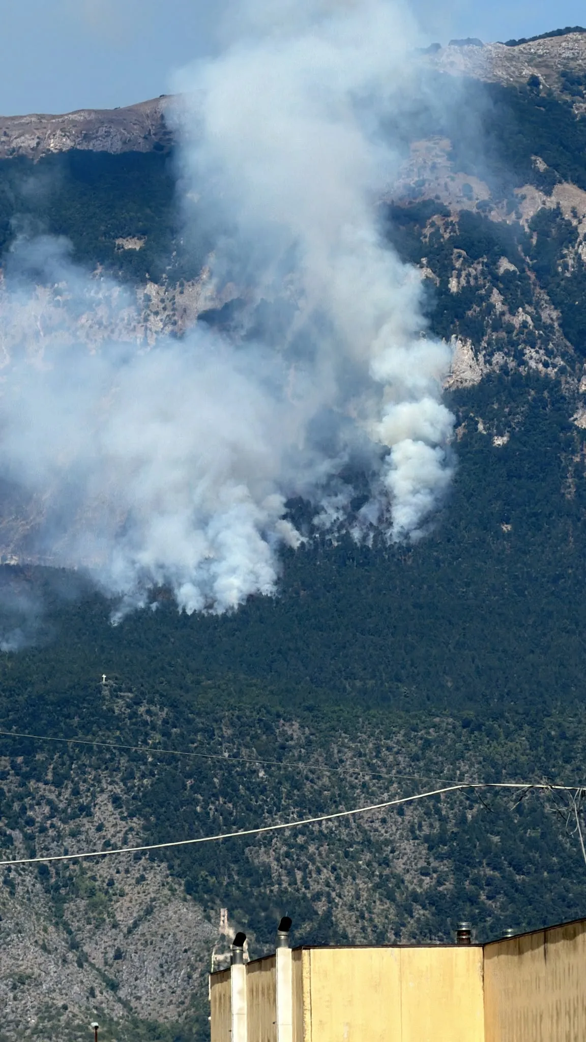 Morrone, a rischio la storica faggeta. In fumo 300 ettari di bosco