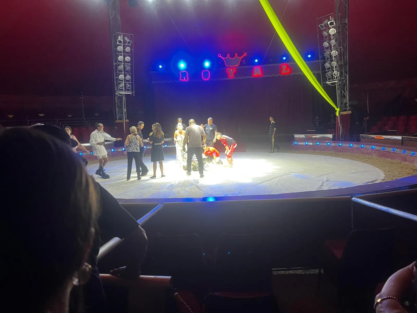 Giù da quattro metri durante acrobazia, grave incidente al Circo. Donna in codice rosso