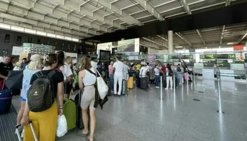 Eruzione Etna, stop ai voli. Quattro sulmonesi bloccati in areoporto