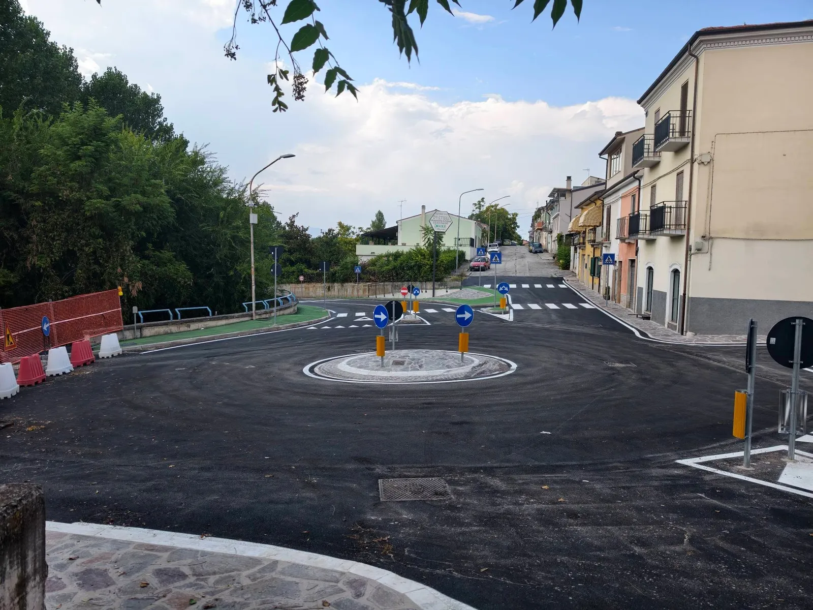 Rotatoria all'incrocio killer. Il Comune riapre la strada