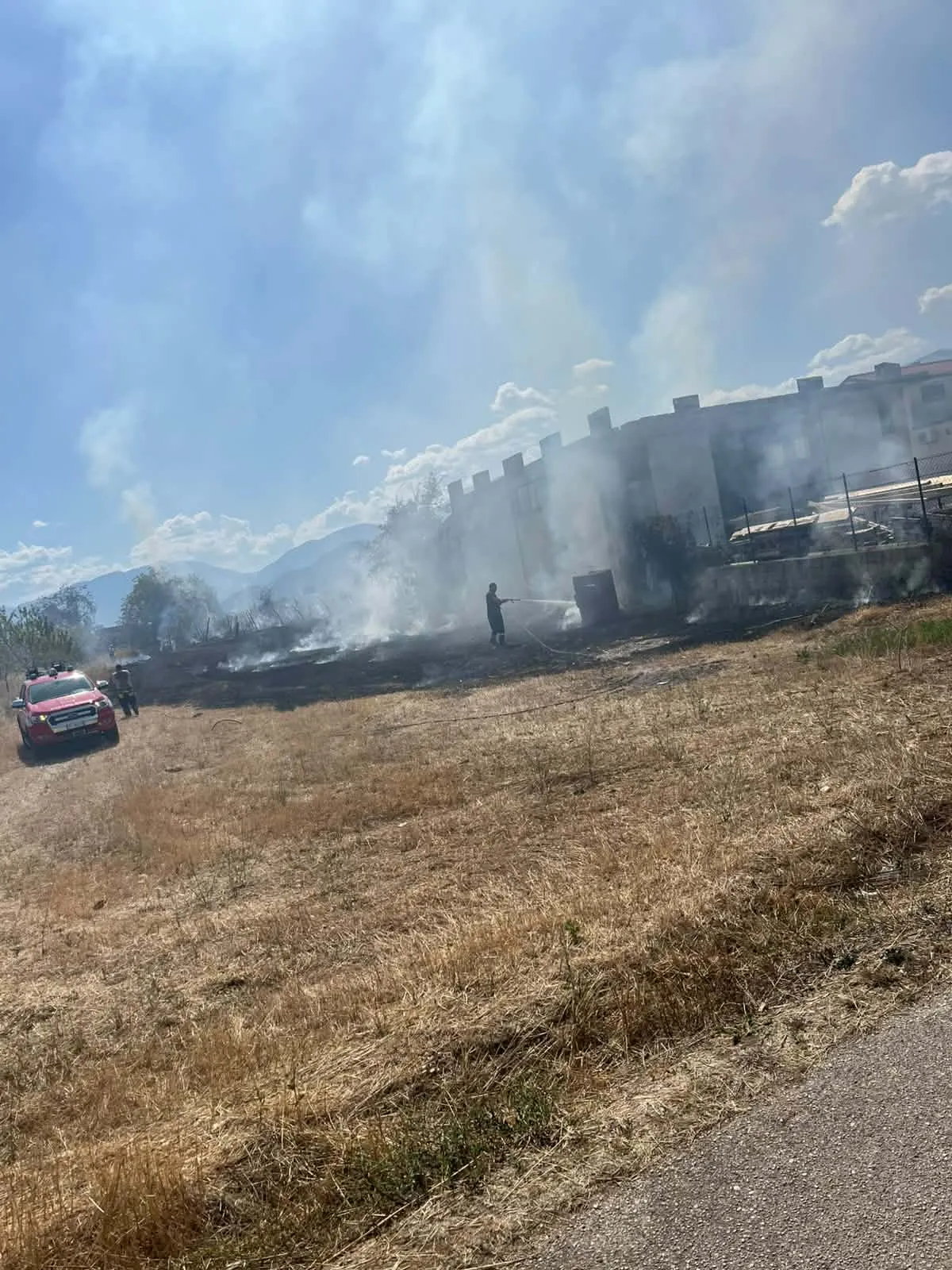 L'incendio di sterpaglie arriva al capannone. Paura a Corfinio