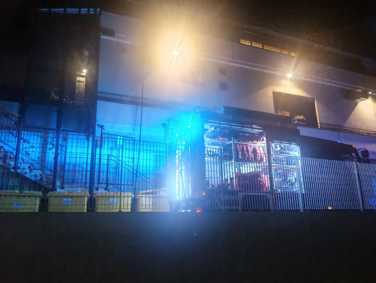 Ancora fumo sul tetto del ristorante. Intervengono i vigili del fuoco