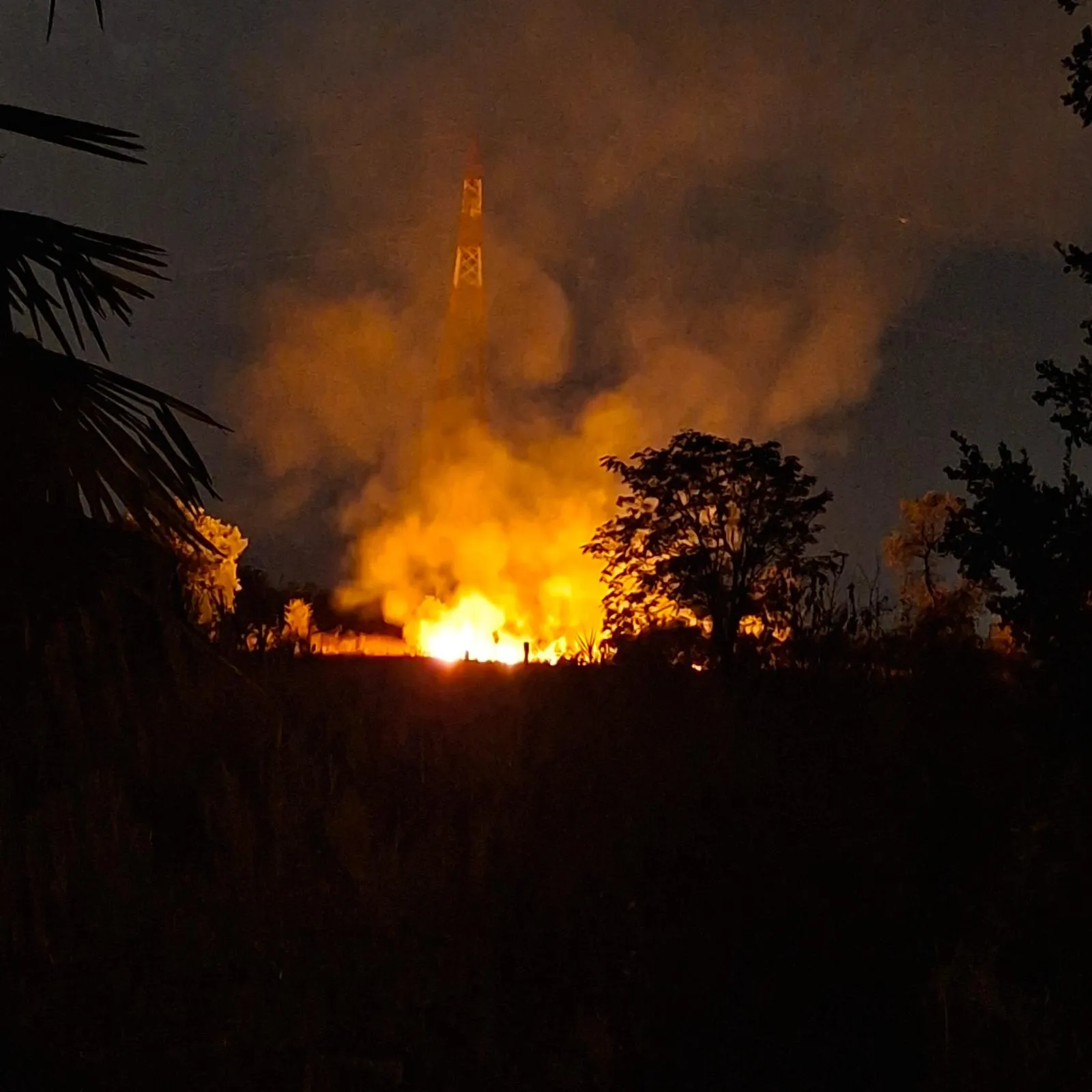 Doppio rogo di sterpaglie, notte di fuoco a Bagnaturo. Possibile azione dolosa