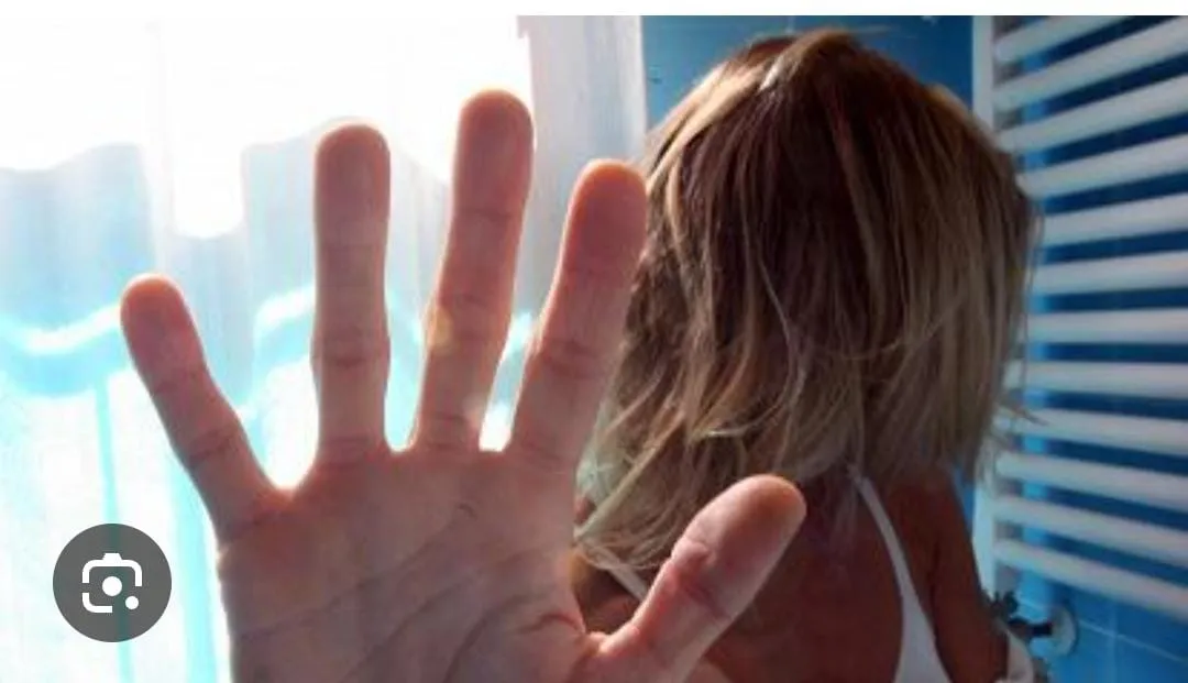 Urine e botte alla compagna. Donna rinviata a giudizio per maltrattamenti