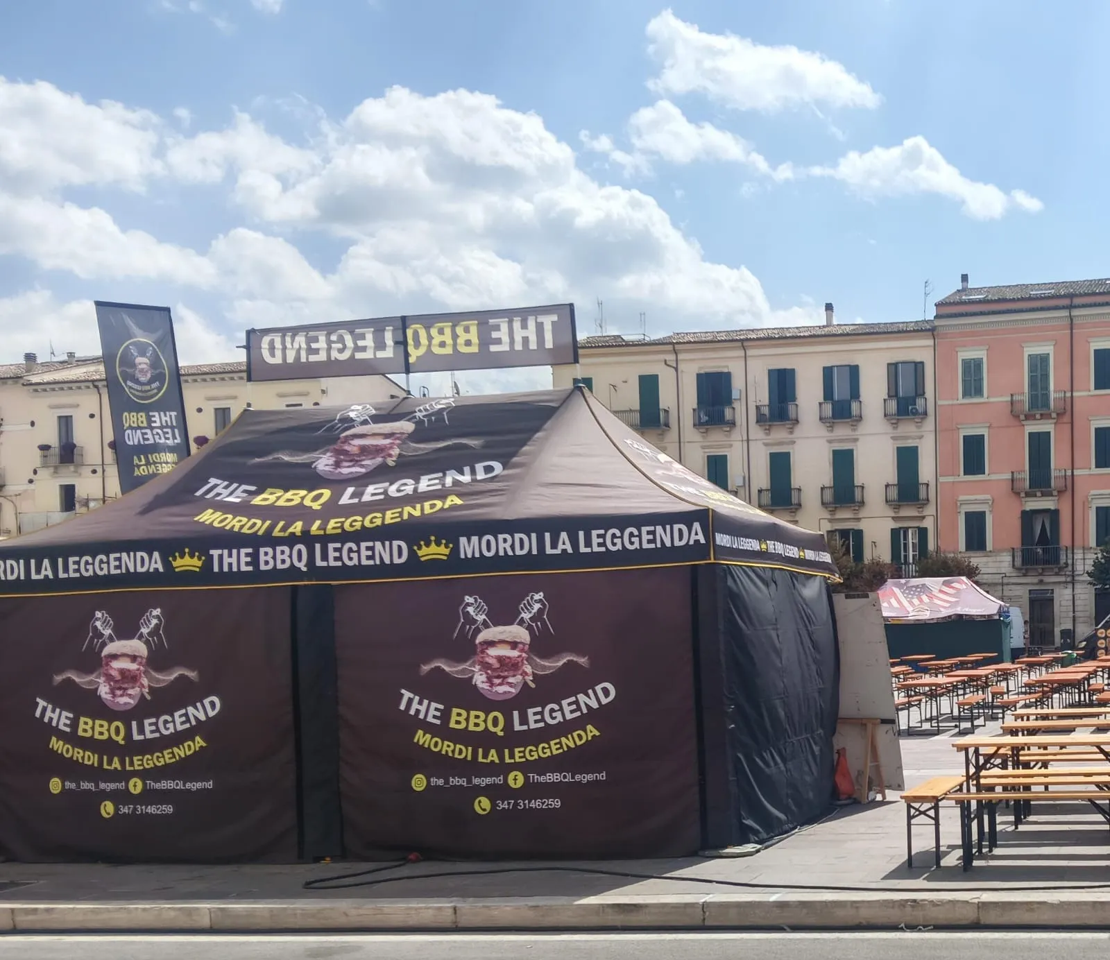 'Più street che food": sfida ai divieti in piazza. Scoppia la polemica